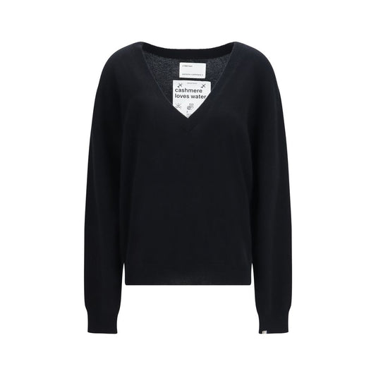 Sweater by Extreme Cashmere for women in cashmere & capra leather black showcases an masterful silhouette, artfully detailed with a masterful v-neck neckline and for a sophisticated, premium finish.