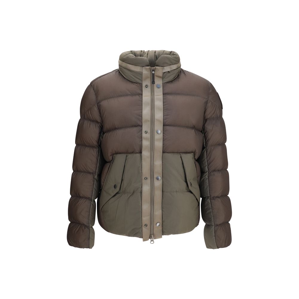 This Hooded Puffer Jacket by Parajumpers for men in cordura nylon duck & goose down bicolour exhibits a edgy silhouette, meticulously detailed with functional pockets, hooded & insulated and a edgy hooded neckline for a edgy finish.