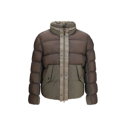 This Hooded Puffer Jacket by Parajumpers for men in cordura nylon duck & goose down bicolour exhibits a edgy silhouette, meticulously detailed with functional pockets, hooded & insulated and a edgy hooded neckline for a edgy finish.