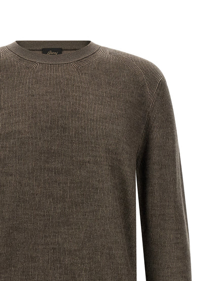 Cardigan by Brioni for men in cashmere brown features an crisp silhouette, showcasing a sophisticated crew neckline and detail for a truly crisp finish.