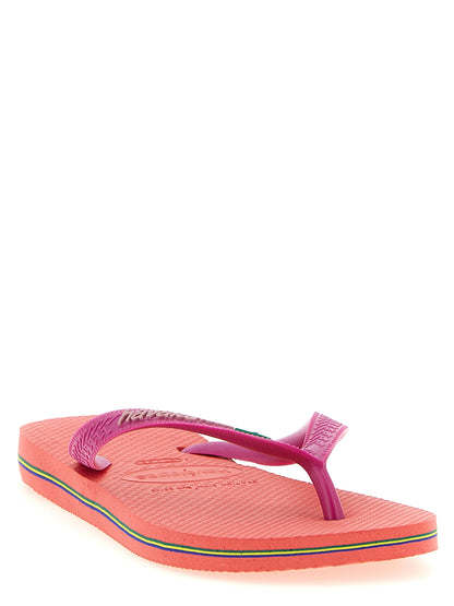 Sliders Sandals Flat Shoes by HAVAIANAS for women in rubber fuchsia presents a effortless chic silhouette, showcasing the Women's Rubber Sliders Sandals Flat Shoes design with a effortless chic and for a sophisticated look.