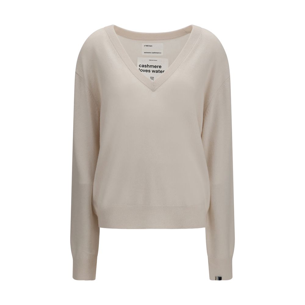 This Sweater by Extreme Cashmere for women in cashmere & capra leather beige presents a understated silhouette, featuring a sophisticated v-neck neckline and for a understated finish.