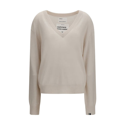 This Sweater by Extreme Cashmere for women in cashmere & capra leather beige presents a understated silhouette, featuring a sophisticated v-neck neckline and for a understated finish.