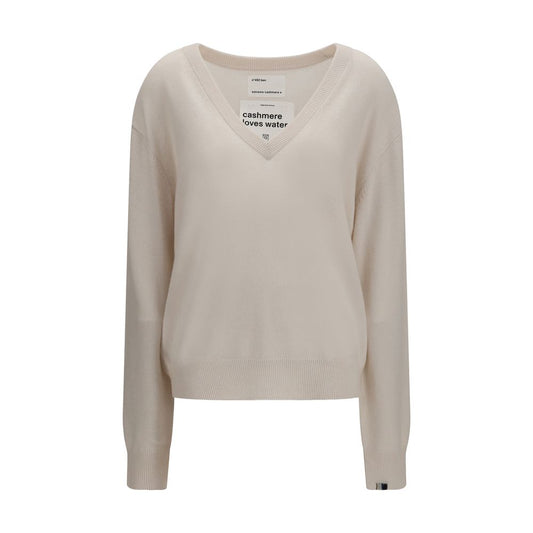 This Sweater by Extreme Cashmere for women in cashmere & capra leather beige presents a understated silhouette, featuring a sophisticated v-neck neckline and for a understated finish.