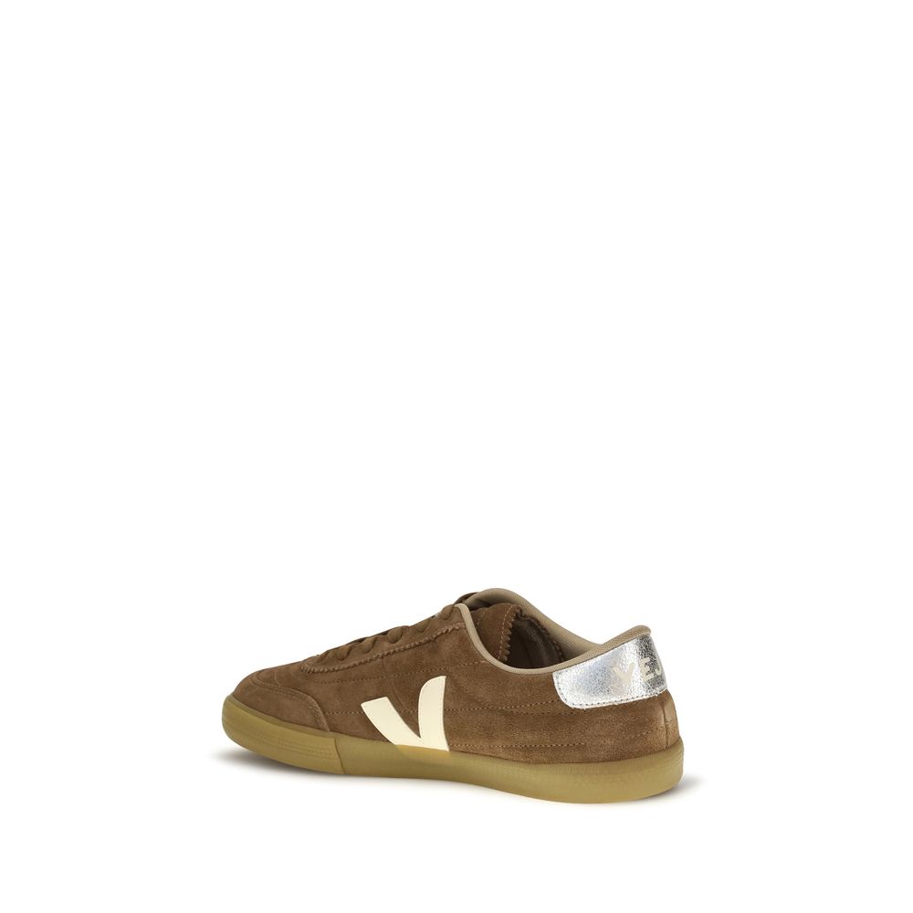 Sneakers by Veja for men in polyester suede leather brown & signature presents a sumptuous silhouette, artfully capturing the essence of the Men's Low Top Polyester Suede Leather Sneakers with its sumptuous low-top style design.