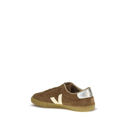 Sneakers by Veja for men in polyester suede leather brown & signature presents a sumptuous silhouette, artfully capturing the essence of the Men's Low Top Polyester Suede Leather Sneakers with its sumptuous low-top style design.