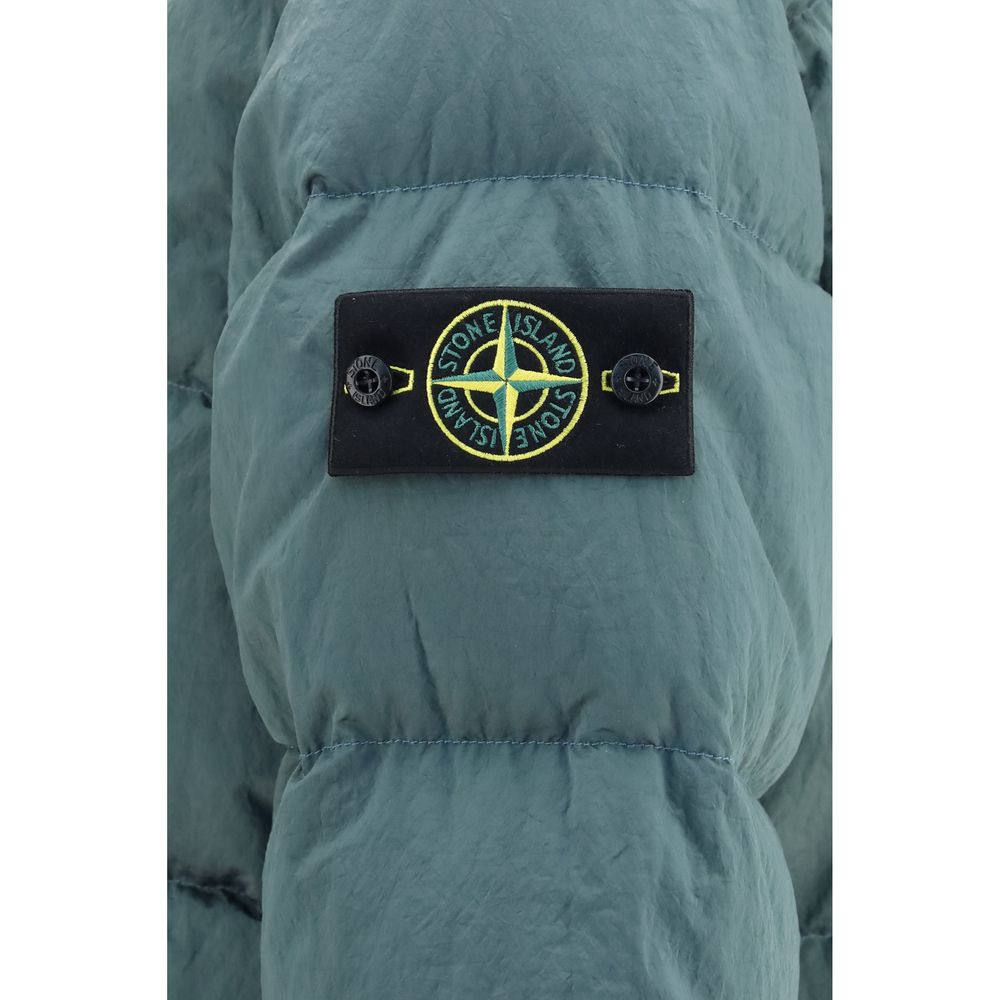 This Hooded Puffer Jacket by Stone Island for men in nylon & duck-down bicolour exhibits a edgy silhouette, meticulously detailed with functional pockets, hooded & insulated and a edgy hooded neckline for a edgy finish.