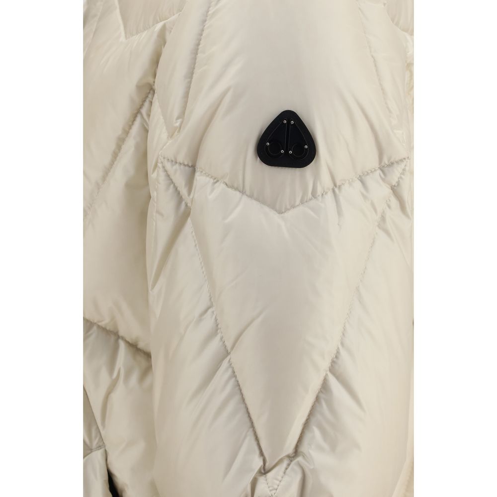 This Hooded Puffer Jacket by Moose Knuckles for men in nylon & duck-down beige exhibits a edgy silhouette, meticulously detailed with functional pockets, hooded & insulated and a edgy hooded neckline for a edgy finish.