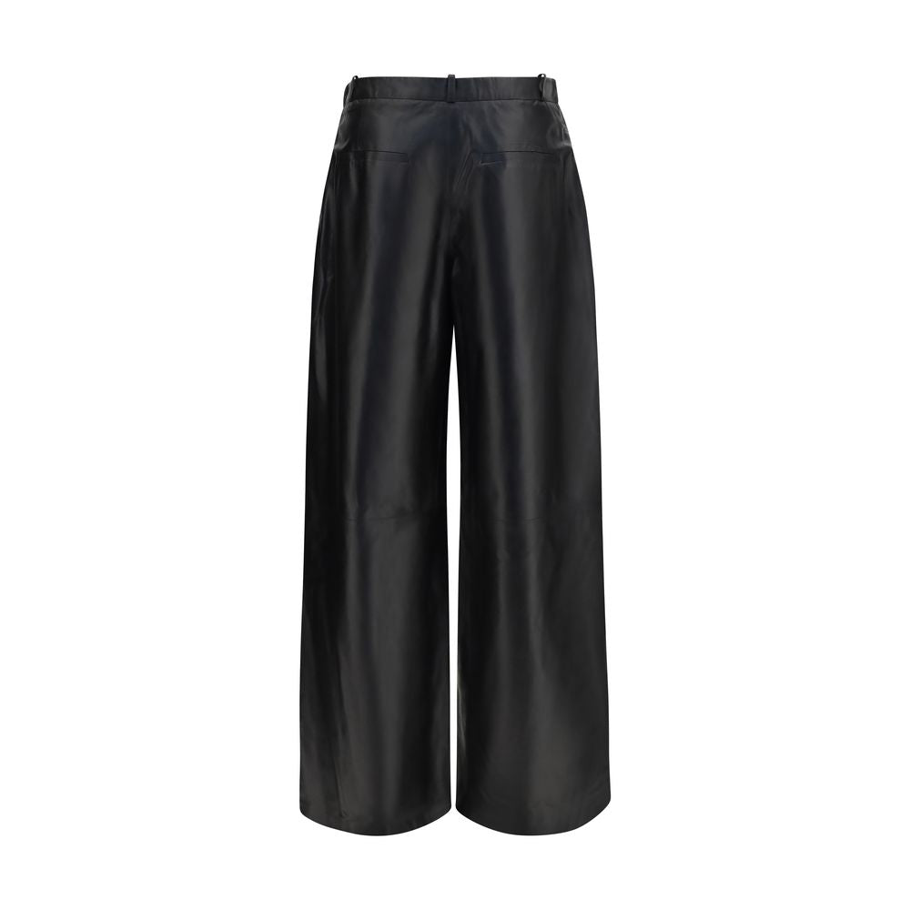 Pants by Arma for women in leather black features a utilitarian regular-fit with a utilitarian long and to create a sophisticated, premium look.