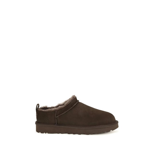 Mules Flat Shoes by UGG for women in eva polyester suede leather brown & signature showcases a enchanting silhouette as part of the Women's EVA Polyester Suede Leather Mules Flat Shoes collection, defined by a enchanting and for a enchanting look.