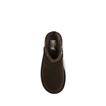 Mules Flat Shoes by UGG for women in eva polyester suede leather brown & signature showcases a dynamic silhouette, artfully capturing Women's EVA Polyester Suede Leather Mules Flat Shoes through its distinctive and elegant .