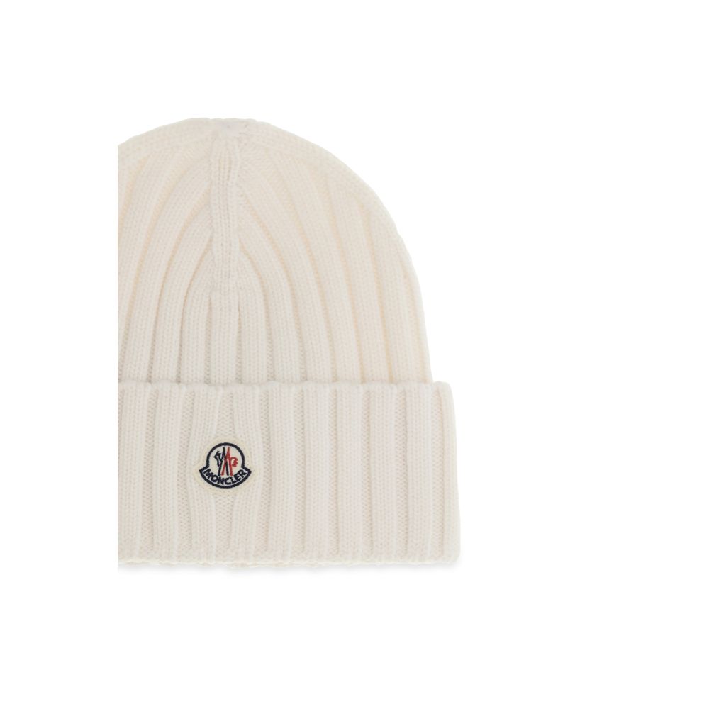 Beanie Hat by Moncler for women in merino wool white & signature presents a urban-chic silhouette, showcasing the urban-chic craftsmanship of this Merino Wool Beanie Hat.