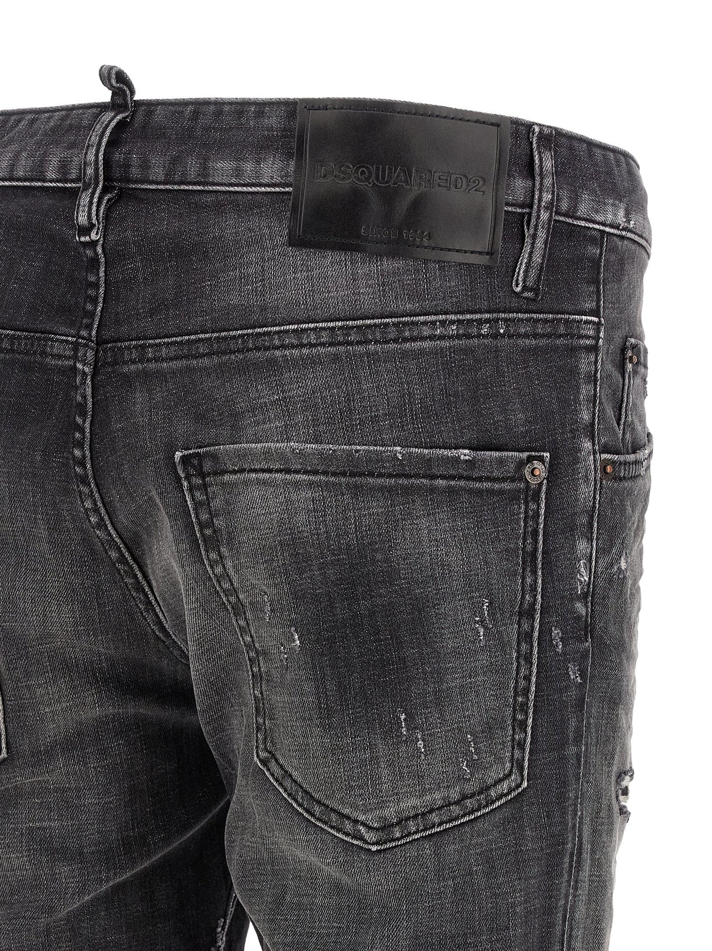 Jeans by Dsquared² for men in stretch denim cotton dark-gray & signature features an sophisticated low rise and skinny with a precise long, creating a sophisticated and sophisticated silhouette.