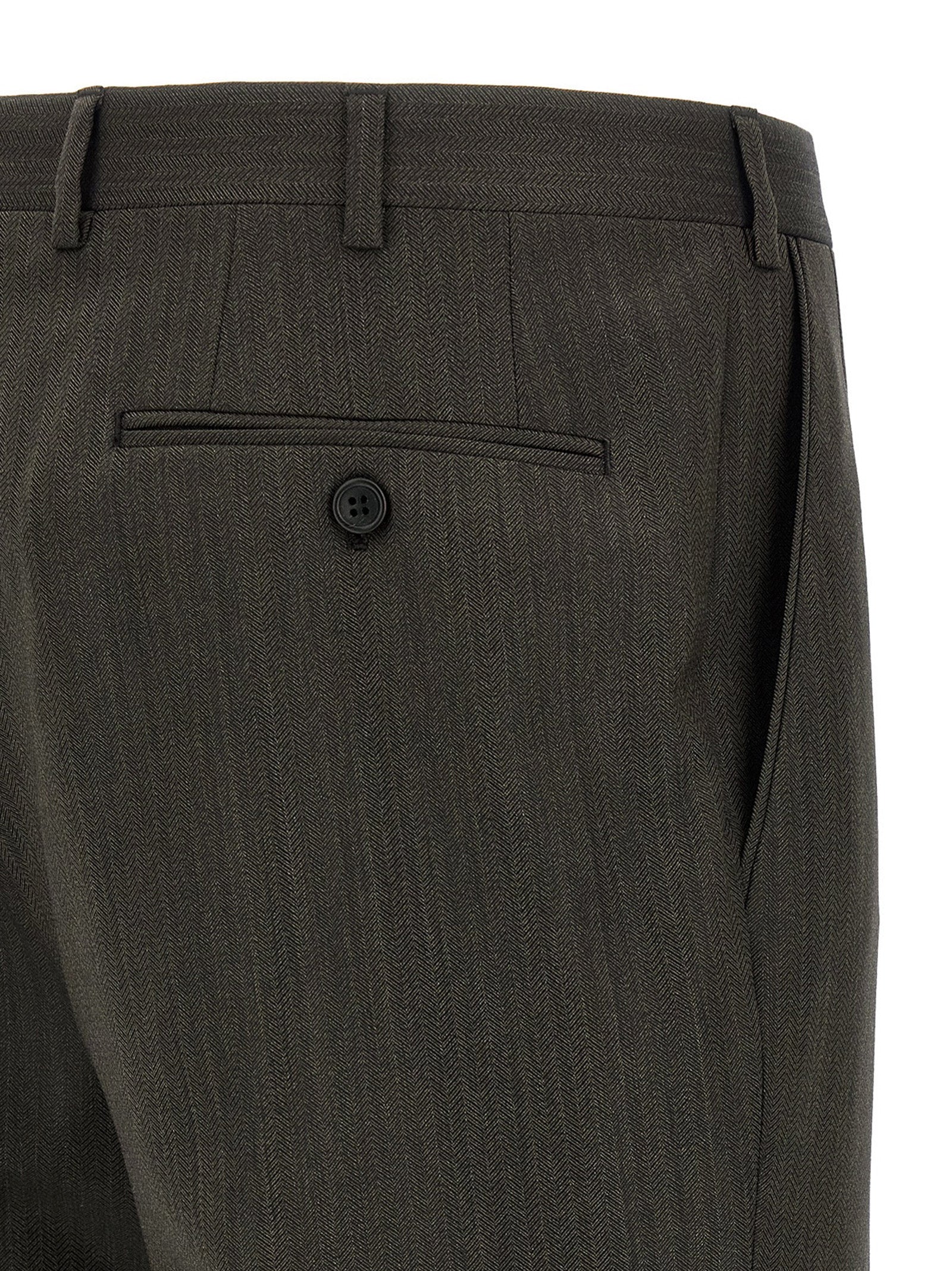 This Pant Suit by Brioni for men in wool brown presents a discerning silhouette, featuring a sophisticated and a discerning for a refined and polished look.