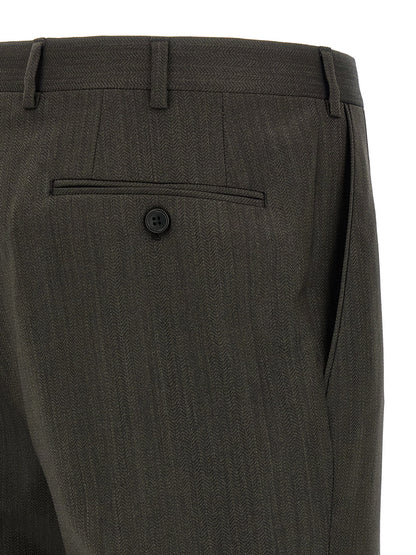 This Pant Suit by Brioni for men in wool brown presents a discerning silhouette, featuring a sophisticated and a discerning for a refined and polished look.