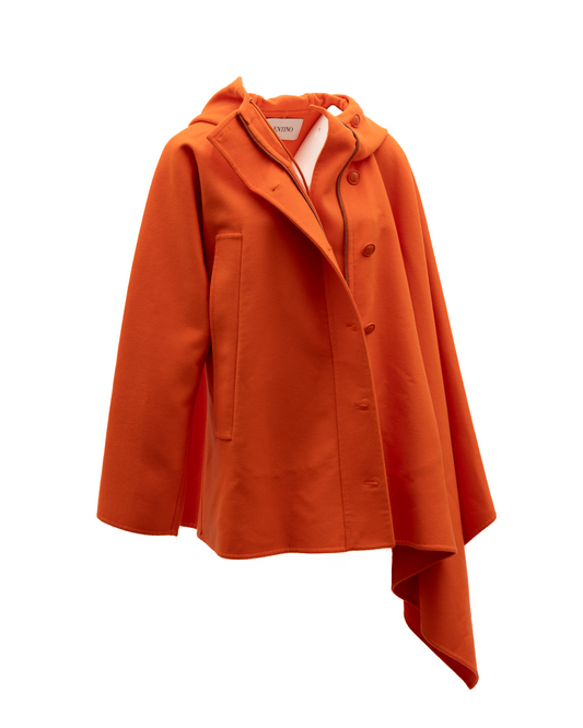 This Rain Coat by Valentino Garavani for women in wool orange presents a weatherproof silhouette, meticulously detailed with water-resistant and a weatherproof for a truly weatherproof finish.
