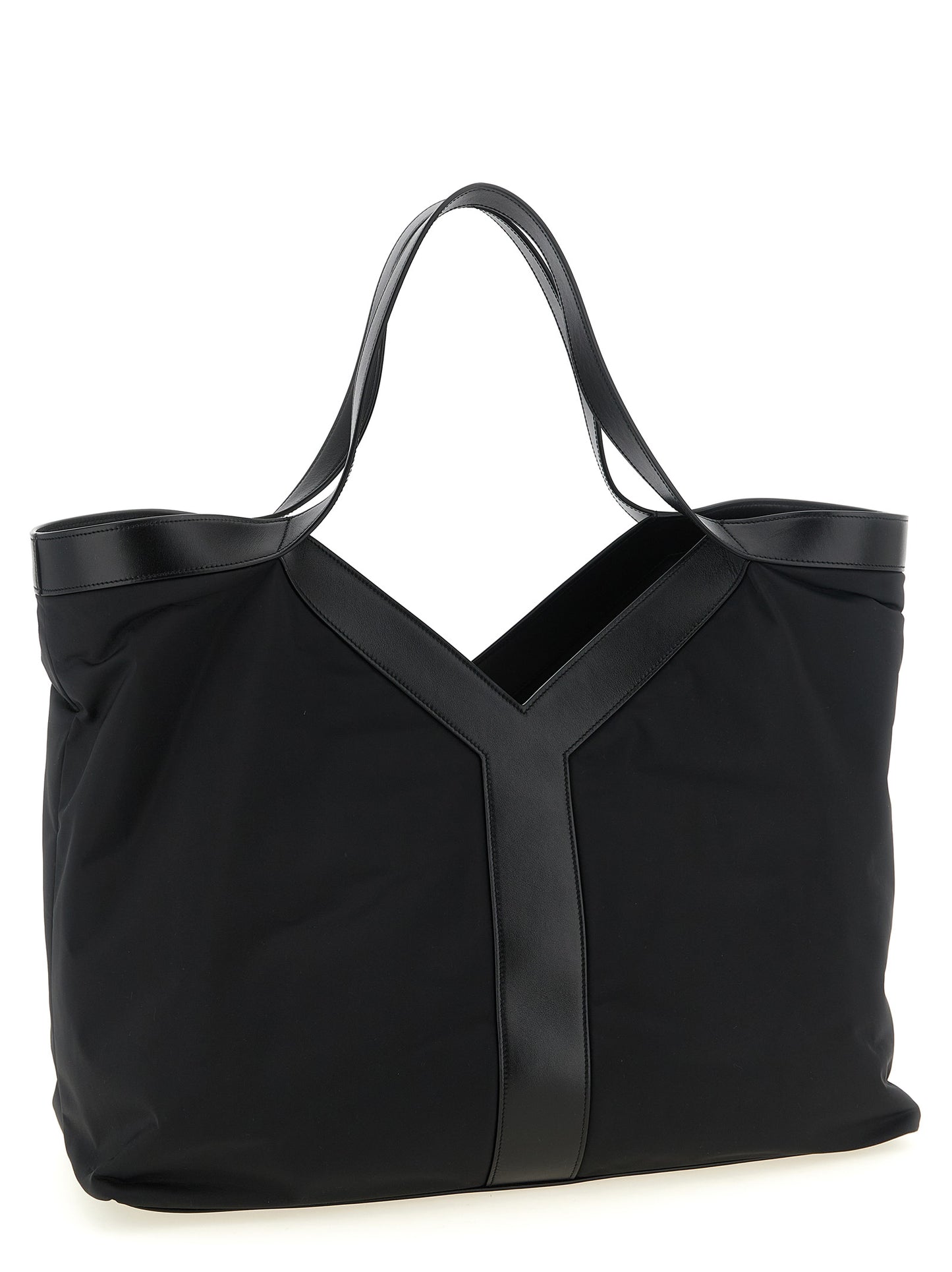 This Large Tote Bag by Saint Laurent for men in bos taurus calfskin leather & polyamide black features an on trend City Bos Taurus Calfskin Leather & Polyamide Large Tote Bag design with a secure , ample , and on trend handle.