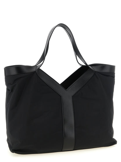 This Large Tote Bag by Saint Laurent for men in bos taurus calfskin leather & polyamide black features an on trend City Bos Taurus Calfskin Leather & Polyamide Large Tote Bag design with a secure , ample , and on trend handle.