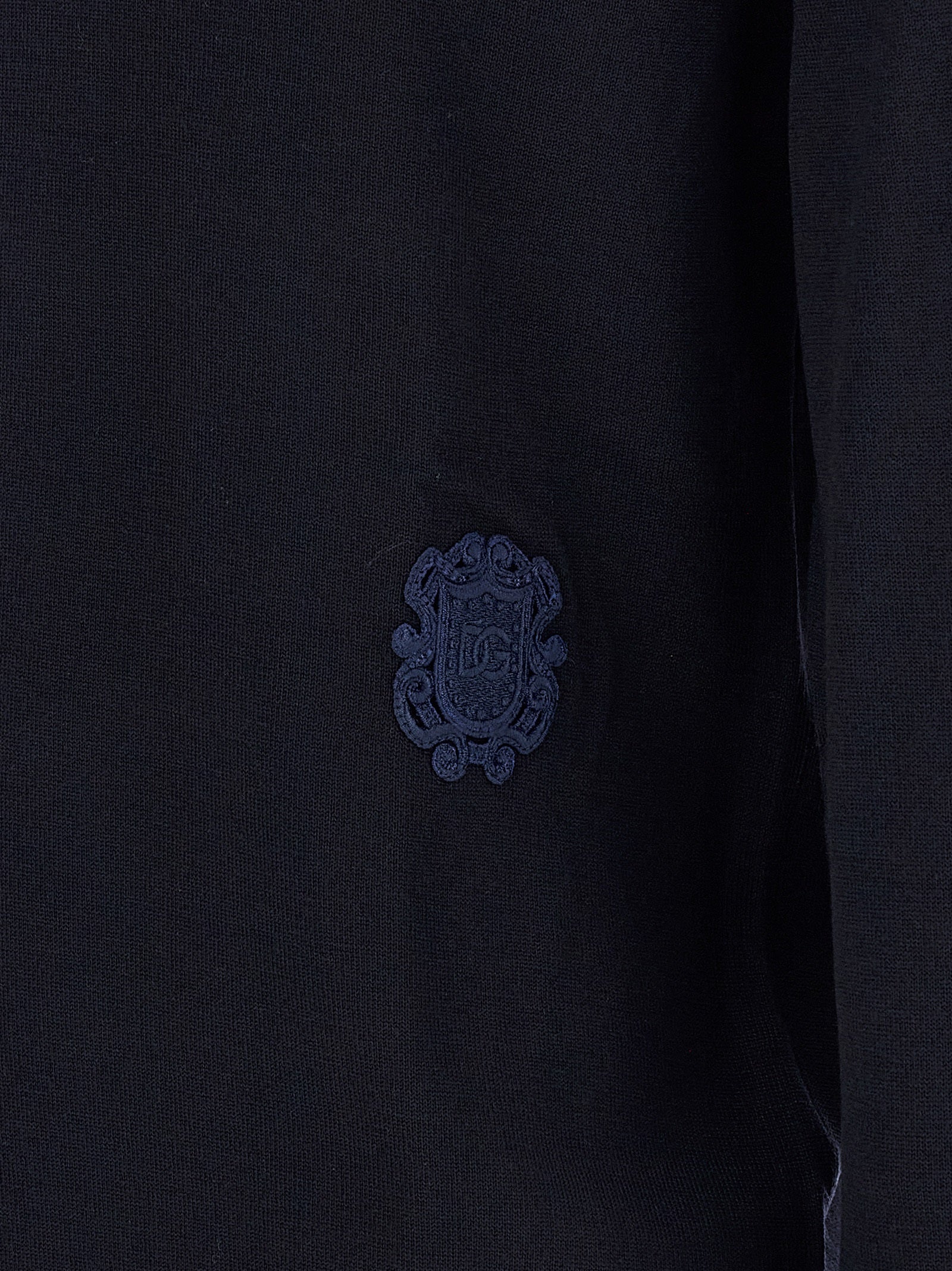 Cardigan by Dolce & Gabbana for men in virgin wool navy features an impeccable silhouette, showcasing a sophisticated and detail for a truly impeccable finish.