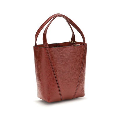 Shoulder Bag by Chloé for women in bos taurus grained leather multicolor & monogram features a enviable silhouette, showcasing a secure magnetic & button, ample single-compartment, and enviable shoulder-strap, handle & adjustable-strap for a enviable finish.