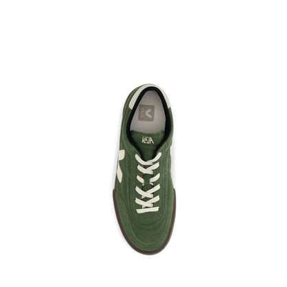 Sneakers by Veja for men in bos taurus calf suede leather bicolour presents a sumptuous silhouette, artfully capturing the essence of the Men's Fashion Bos Taurus Calf Suede Leather Sneakers with its sumptuous fashion style design.