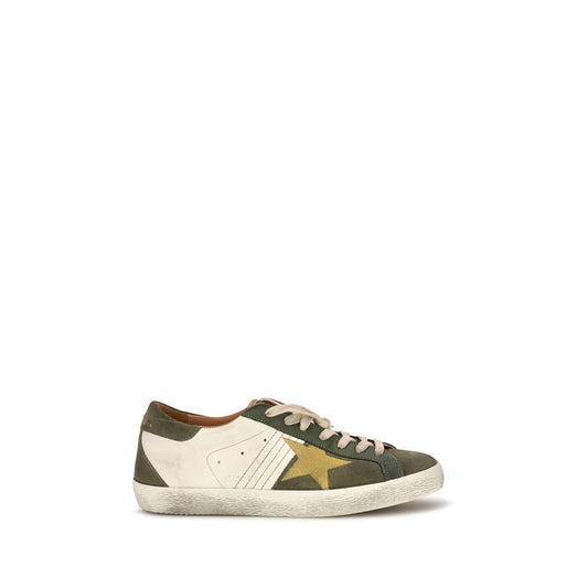 Sneakers by Golden Goose for men in bos taurus calf suede leather bicolour, mustard & signature features an timeless silhouette from the Star Men's Fashion Bos Taurus Calf Suede Leather Sneakers collection, showcasing a signature fashion style with an timeless finish.