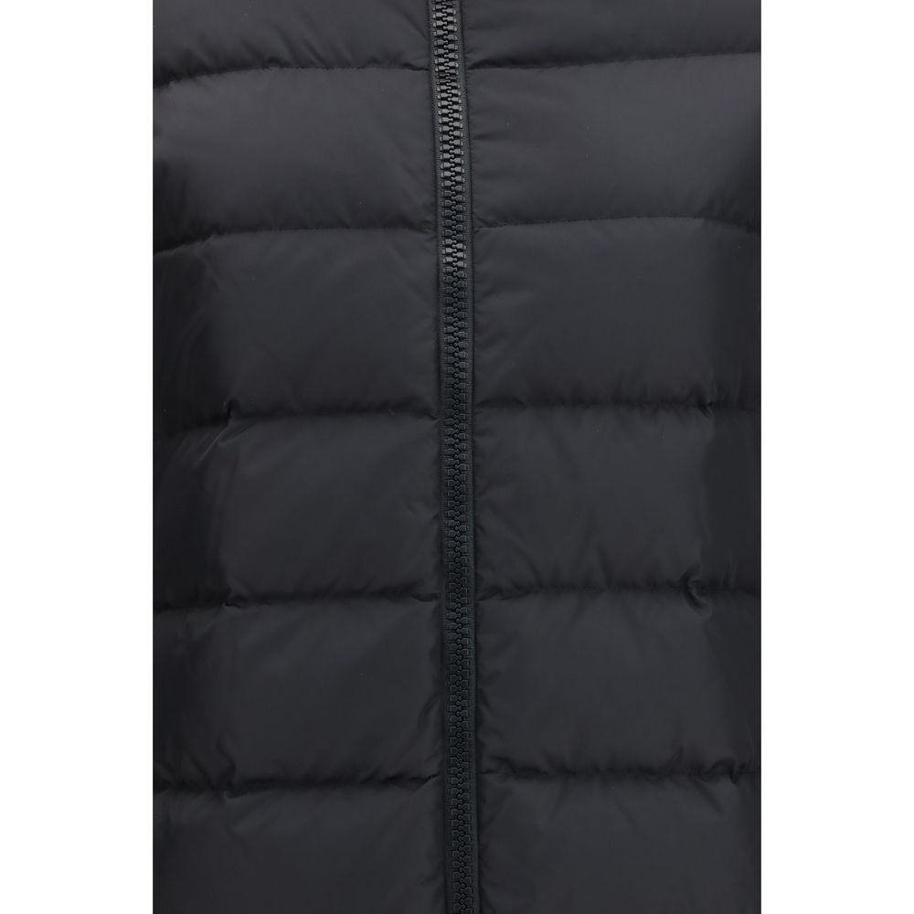 This Hooded Puffer Jacket by Herno for women in polyester black exhibits a edgy silhouette, meticulously detailed with functional pockets, hooded & insulated and a edgy hooded neckline for a edgy finish.