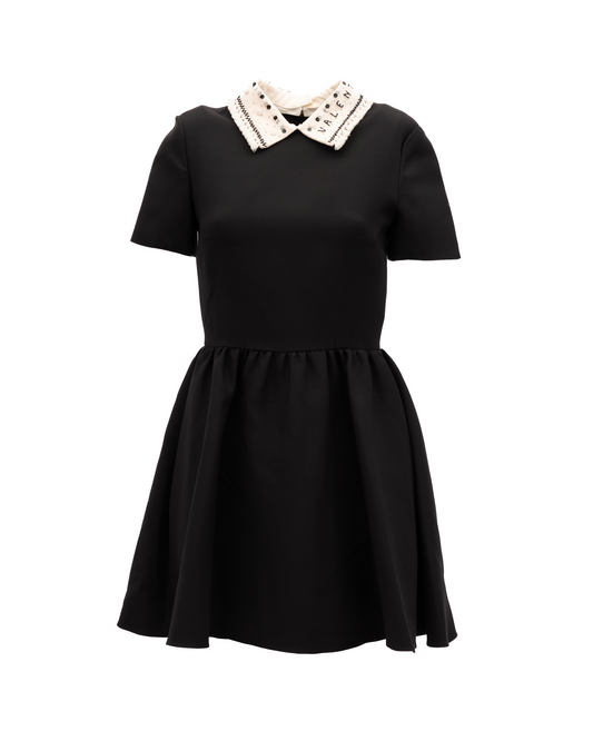 Dress by Valentino Garavani for women in tweed black & white presents a sinuous silhouette, showcasing a sophisticated and detailed with a sinuous short mini for a refined finish.