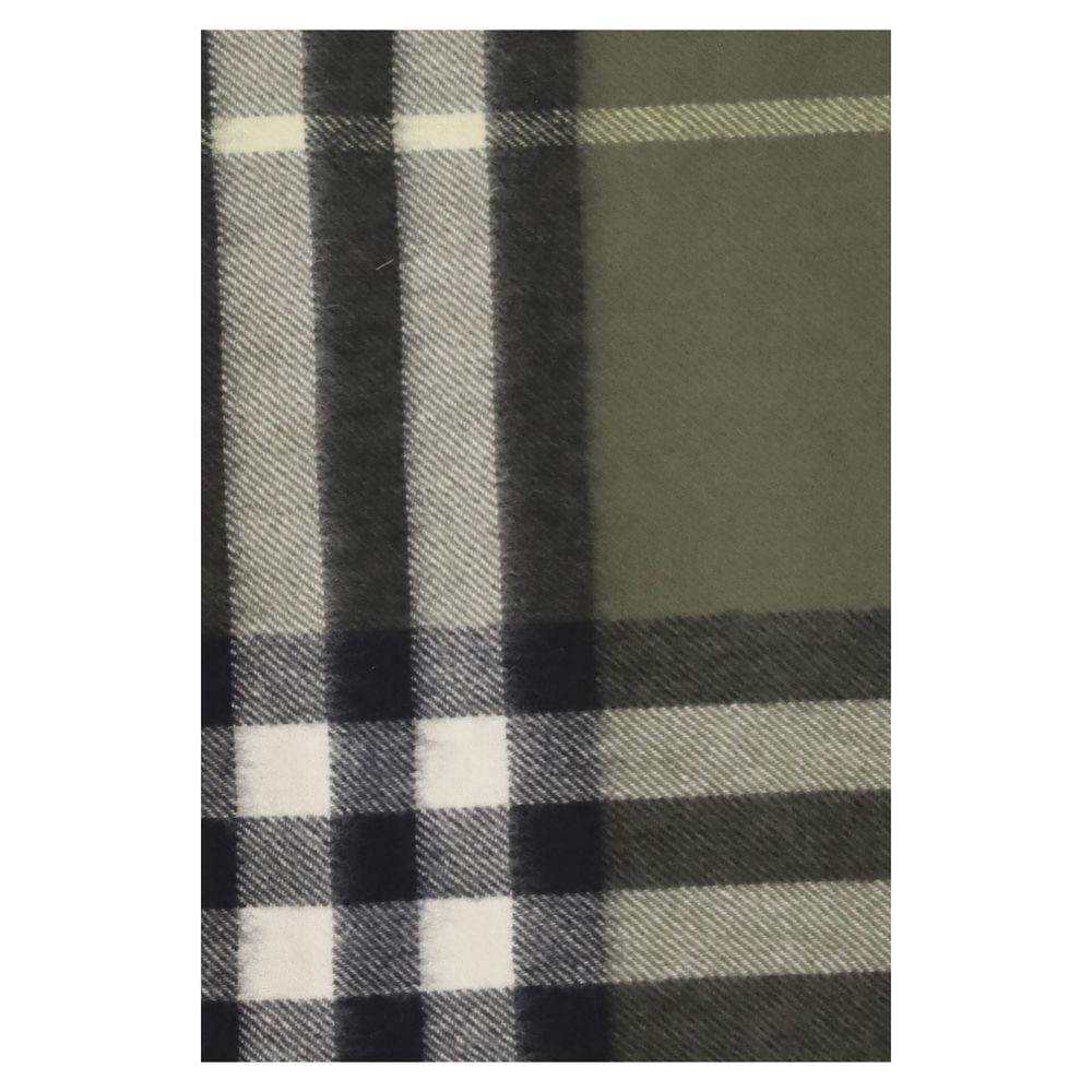 Scarf by Burberry for women in cashmere & capra leather bicolour & patterned showcases a eye catching silhouette, artfully capturing the essence of the eye catching Cashmere & Capra Leather Shawl Fringes Scarf design for a sophisticated look.