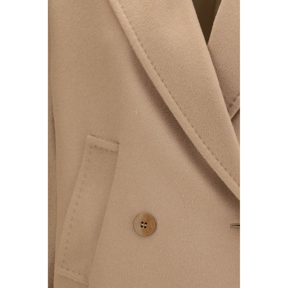 Overcoat by Max Mara for women in wool beige showcases a enveloping silhouette, detailed with distinctive pockets and a enveloping double-breasted neckline.