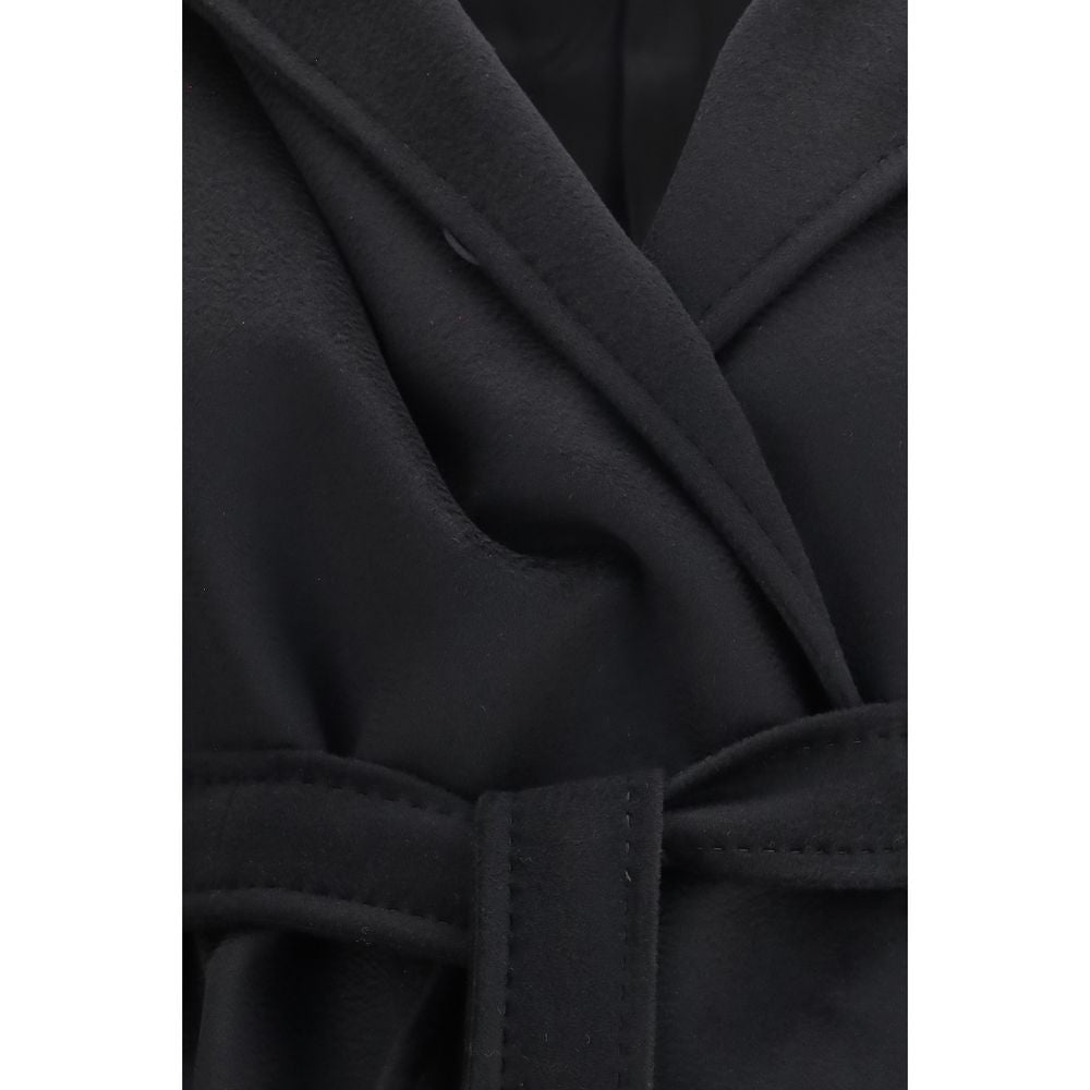 Hooded Overcoat by Max Mara for women in wool black showcases a enveloping silhouette, detailed with distinctive pockets & hooded and a enveloping hooded neckline.