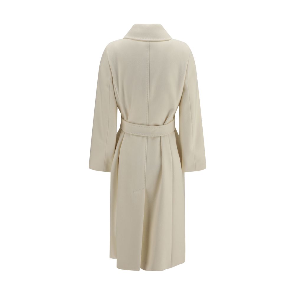 Overcoat by Max Mara for women in wool white, jacquard & monogram showcases a enveloping silhouette, detailed with distinctive pockets and a enveloping double-breasted shirt-collar neckline.