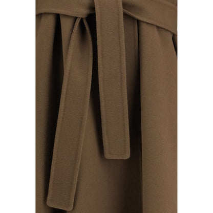 Overcoat by S Max Mara for women in virgin wool brown showcases a enveloping silhouette, detailed with distinctive pockets and a enveloping wrap neckline.