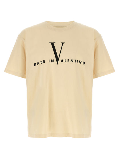 T-Shirt by Valentino Garavani for men in cotton beige & print features a plush silhouette, showcasing a sophisticated crew neckline and short-sleeve for a truly plush finish.