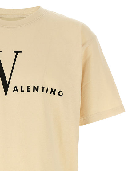 T-Shirt by Valentino Garavani for men in cotton beige & print features an on trend silhouette, perfectly showcasing a on trend and crew neckline for an elevated aesthetic.