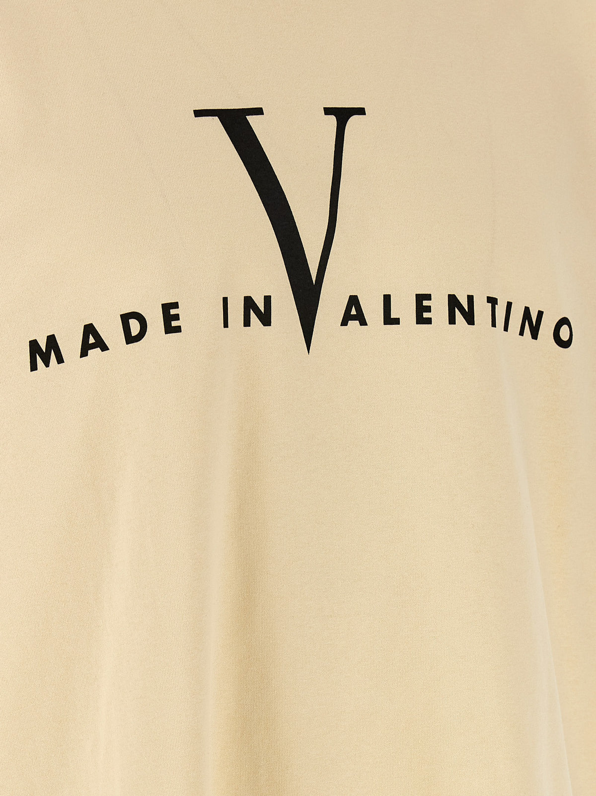 T-Shirt by Valentino Garavani for men in cotton beige & print showcases a fashionable silhouette, elegantly detailed with a fashionable and for a sophisticated, high-fashion look.
