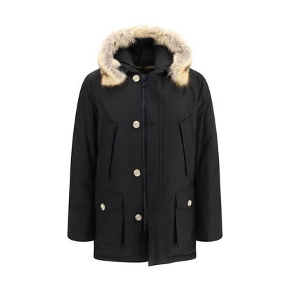 This Hooded Parka by Woolrich for men in polyamide cotton duck-down & fur black presents a utilitarian silhouette, meticulously detailed with pockets, hooded & insulated and a utilitarian hooded neckline for a sophisticated, weather-ready look.