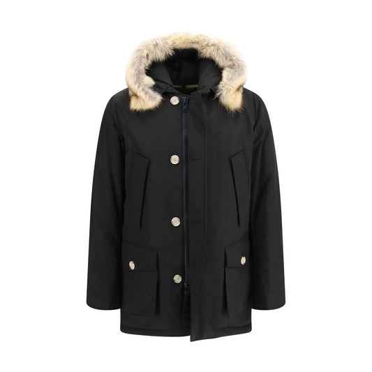 This Hooded Parka by Woolrich for men in polyamide cotton duck-down & fur black presents a utilitarian silhouette, meticulously detailed with pockets, hooded & insulated and a utilitarian hooded neckline for a sophisticated, weather-ready look.