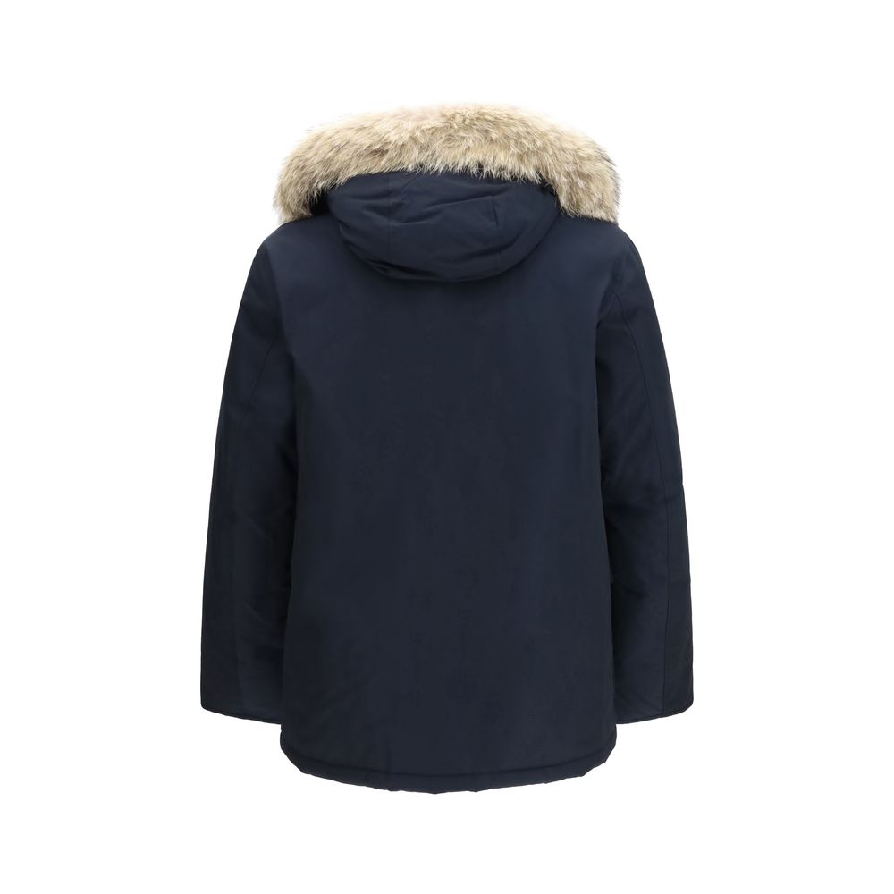 This Hooded Parka by Woolrich for men in polyamide cotton duck-down & fur blue presents a enveloping silhouette, meticulously detailed with pockets, hooded & insulated and a enveloping hooded neckline.