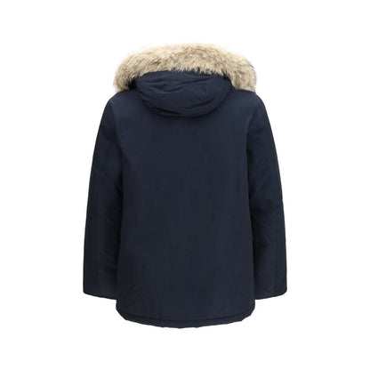 This Hooded Parka by Woolrich for men in polyamide cotton duck-down & fur blue presents a enveloping silhouette, meticulously detailed with pockets, hooded & insulated and a enveloping hooded neckline.