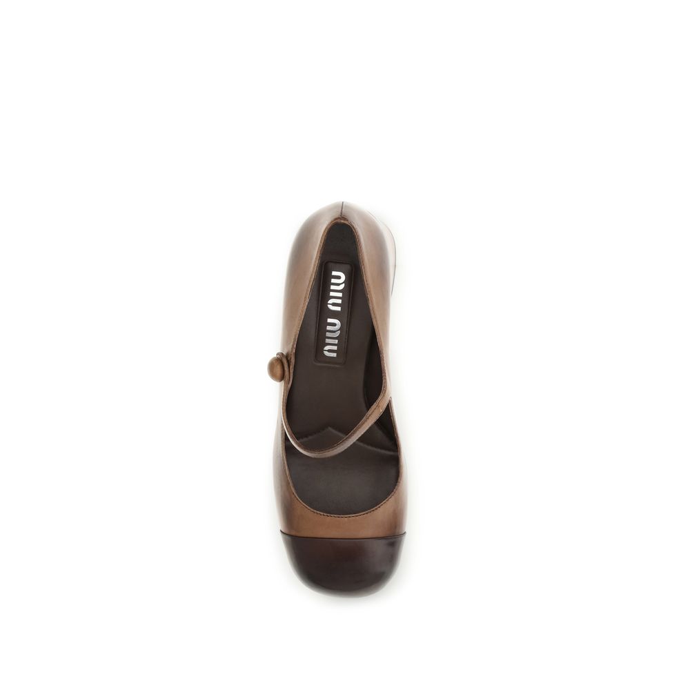 Ballet Mary-Jane Flat Shoes by Miu Miu for women in bos taurus calfskin leather black & brown features an captivating silhouette, showcasing the captivating style of the Women's Bos Taurus Calfskin Leather Ballet Mary-Jane Flat Shoes with its distinct and refined cap toe style.