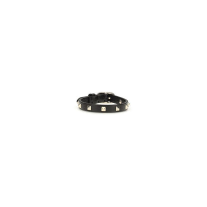 This Bracelet by Valentino Garavani for women in bos taurus calfskin leather and black & gold showcases a exquisite silhouette, highlighting the intricate from the Rockstud Women's Bos Taurus Calfskin Leather Bracelet collection for a exquisite aesthetic.