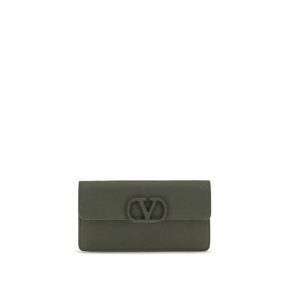 Cardholder Wallet by Valentino Garavani for women in bos taurus calfskin nappa leather bicolour & signature presents a refined silhouette, artfully capturing the essence of the V Logo Bos Taurus Calfskin Nappa Leather Cardholder Wallet design with sophisticated card-organization chain for a refined look.