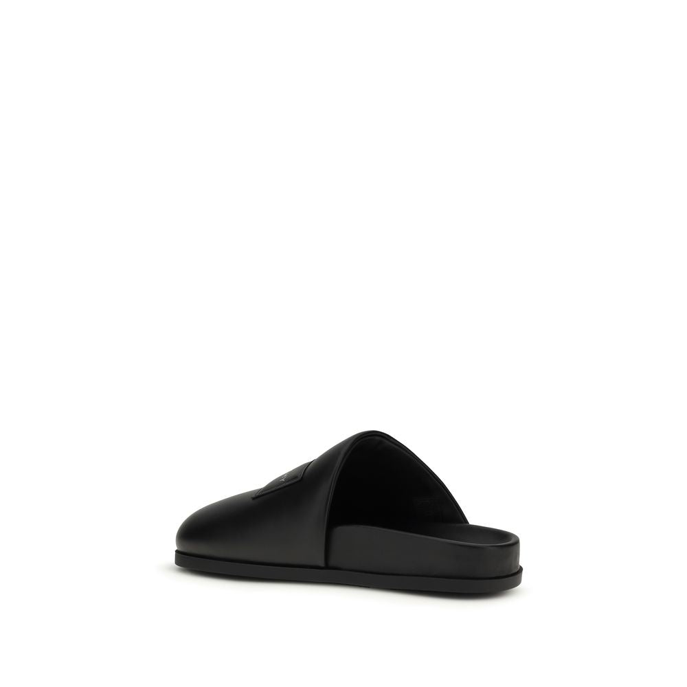 Mules Flat Shoes by Givenchy for women in bos taurus calf & lambskin leather black & signature presents a impeccable silhouette as Women's Bos Taurus Calf & Lambskin Leather Mules Flat Shoes, artfully designed with a and a impeccable for a refined, upscale finish.