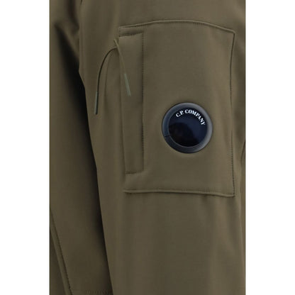 This Hooded Parka by C.P. Company for men in polyamide & polyester bicolour presents a enveloping silhouette, meticulously detailed with thermal, pockets, hooded, insulated & windproof and a enveloping .