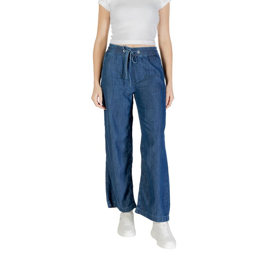 Jeans by Street One for women in lyocell & denim cotton blue features a refined silhouette with a refined regular-fit, wide & mom, defined by a high rise and a refined long for a refined finish.