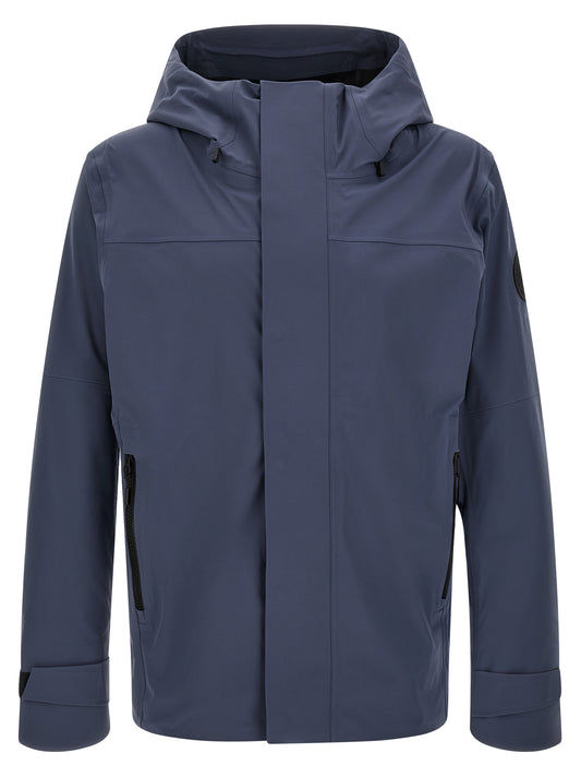 This Hooded Rain Coat by Canada Goose for men in stretch polyamide black & navy presents a weatherproof silhouette, meticulously detailed with pockets, hooded & windproof and a weatherproof hooded neckline for a truly weatherproof finish.
