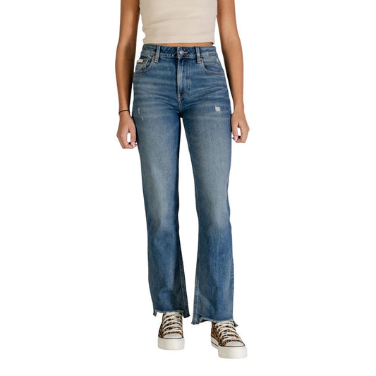 Jeans by Calvin Klein Jeans for women in stretch denim cotton blue presents a refined pantology silhouette, artfully defined by a refined pantology straight, regular-fit, wide & mom, long, and a sophisticated high rise.