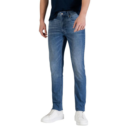Jeans by Calvin Klein Jeans for men in stretch denim cotton blue & signature features an sophisticated and skinny with a precise long, creating a sophisticated and sophisticated silhouette.