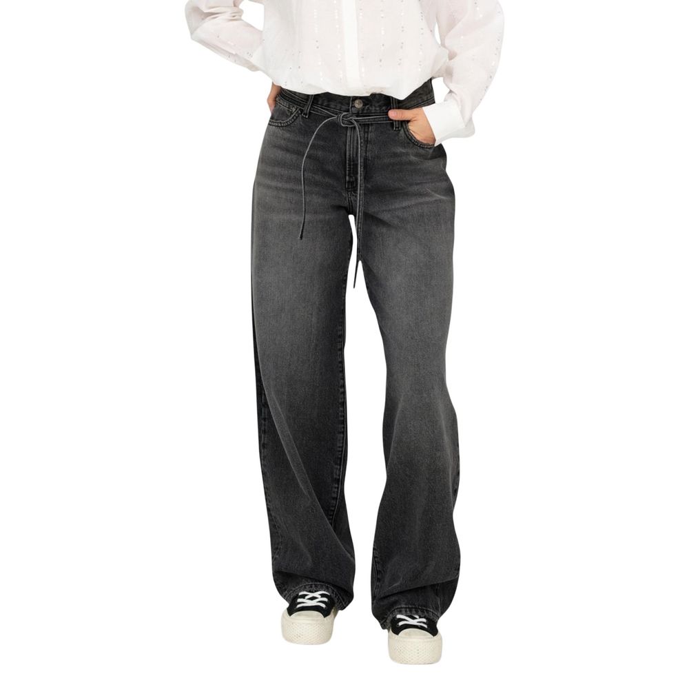 Jeans by Only for women in denim cotton black presents a tailored silhouette, showcasing a tailored straight, regular-fit & mom and long cut with a refined mid rise for a truly tailored aesthetic.